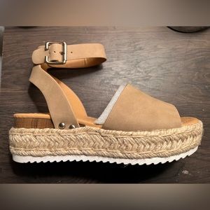 Soda platform sandals